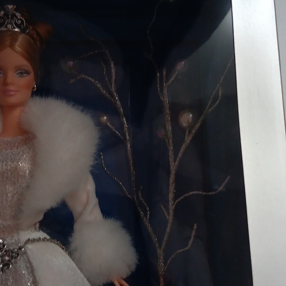 Holiday Visions Barbie - Picture 6 of 6
